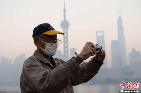 资料图：2013年11月7日，上海市空气质量指数(AQI)达重度污染。<a target='_blank' href='http://www.chinanews.com/'>中新社</a>发 赖鑫琳 摄 图片来源：CNSPHOTO